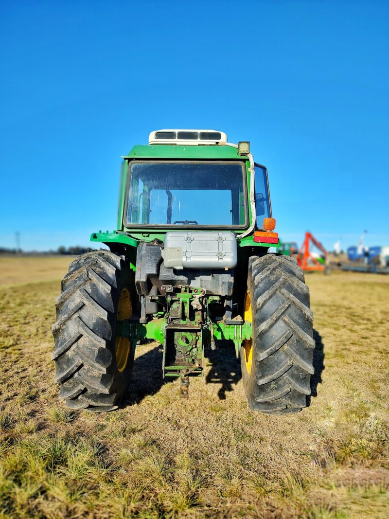 TRACTOR JOHN DEERE 5705 CON CLIMATIZADOR