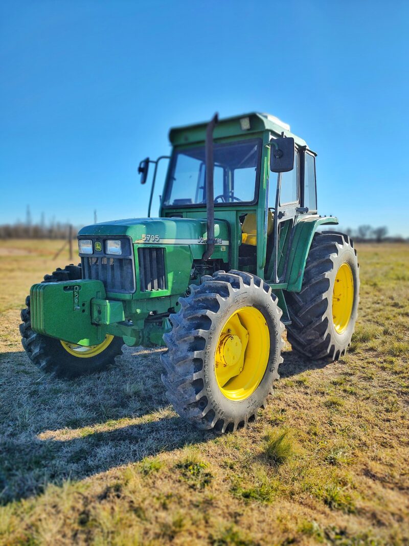 TRACTOR JOHN DEERE 5705 CON CLIMATIZADOR