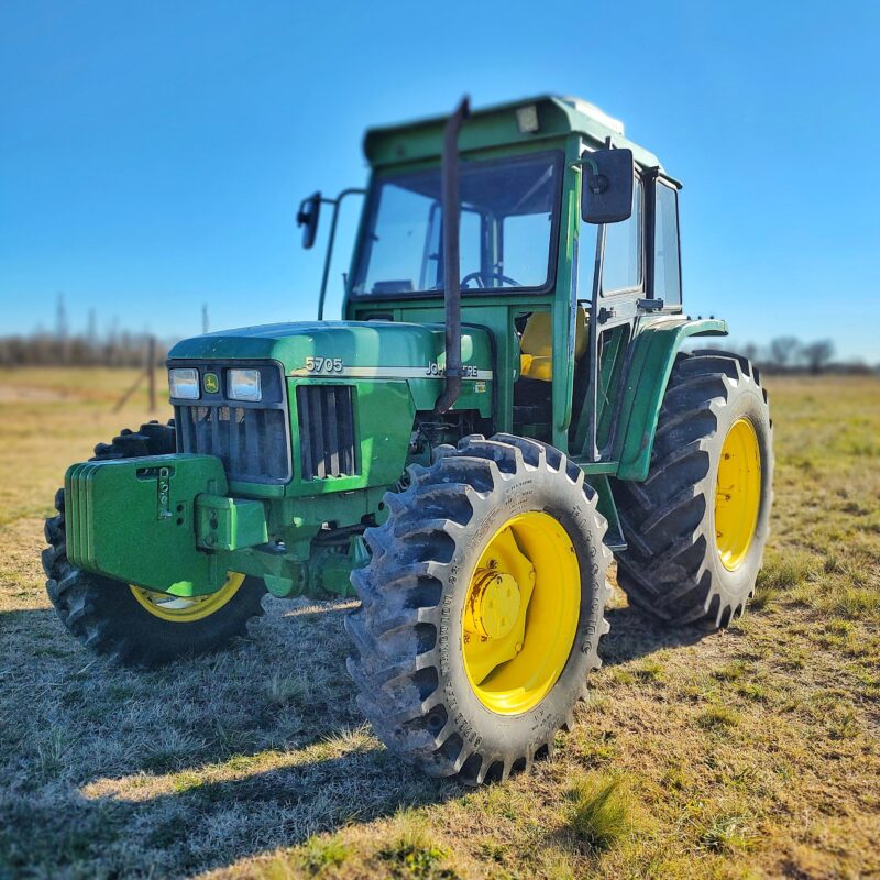TRACTOR JOHN DEERE 5705 CON CLIMATIZADOR