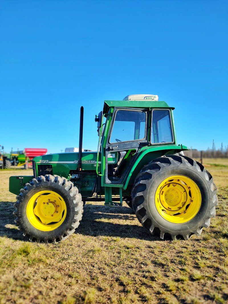 TRACTOR JOHN DEERE 5705 CON CLIMATIZADOR