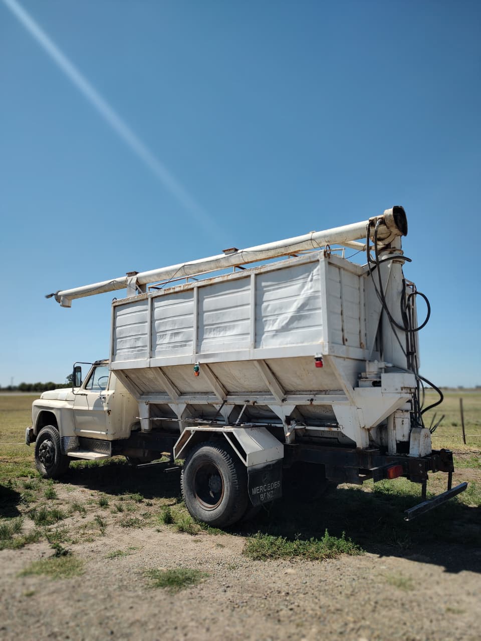 CAMION MERCEDES BENZ CON TOLVA AUTODESCARGABLE 7000 KG - Imagen 3