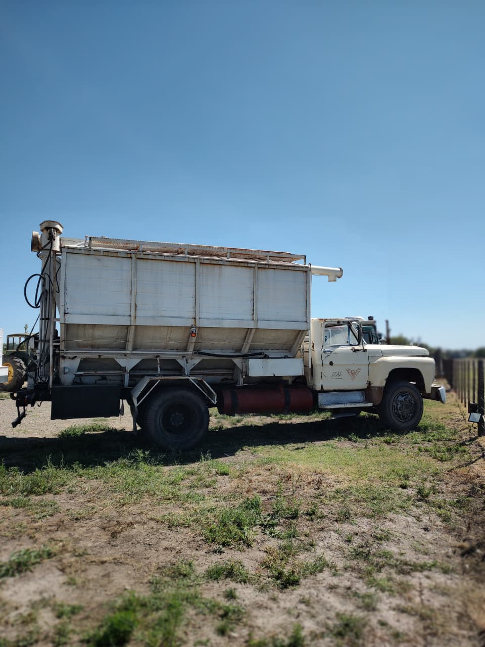 CAMION MERCEDES BENZ CON TOLVA AUTODESCARGABLE 7000 KG