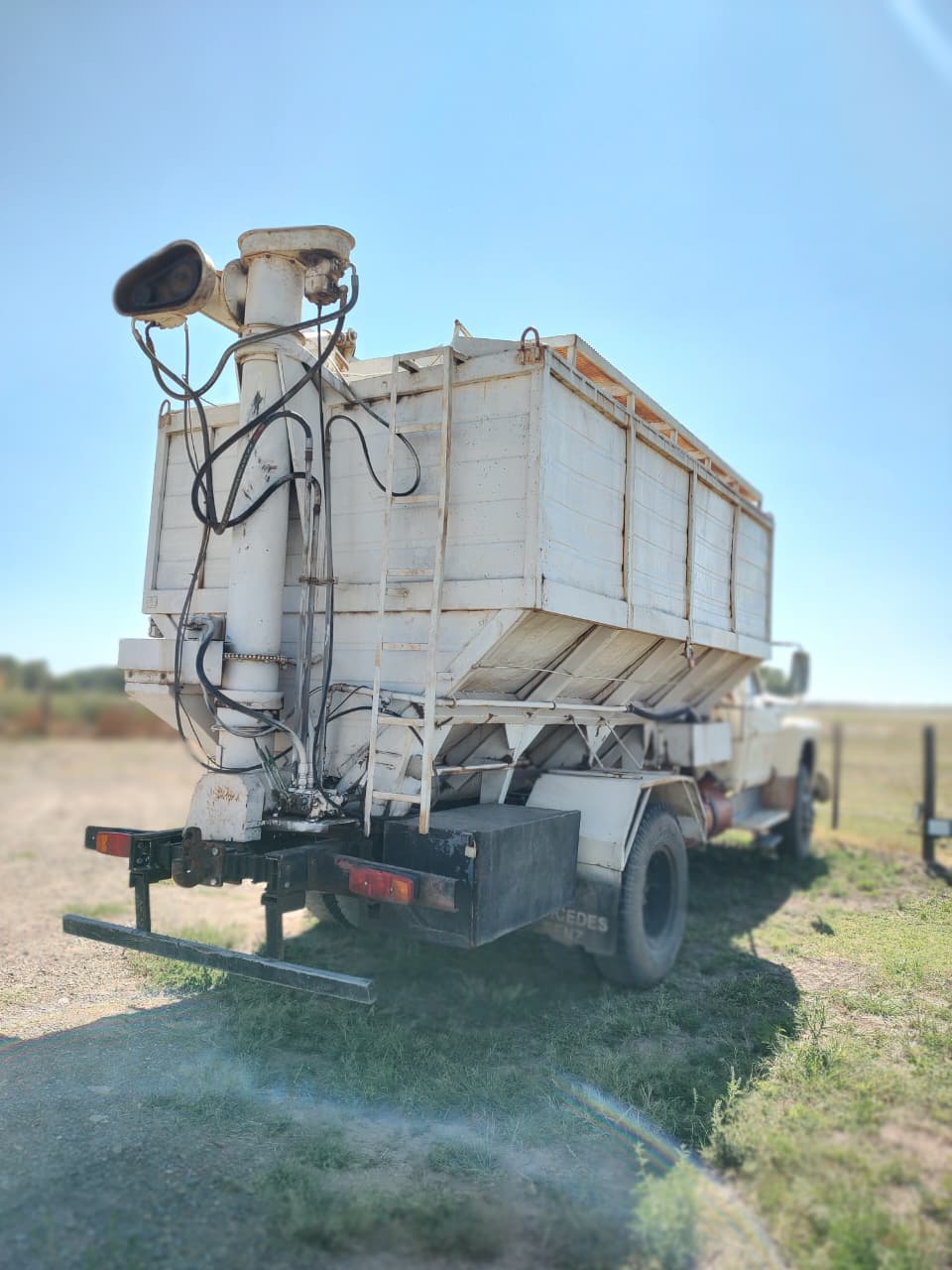CAMION MERCEDES BENZ CON TOLVA AUTODESCARGABLE 7000 KG - Imagen 4